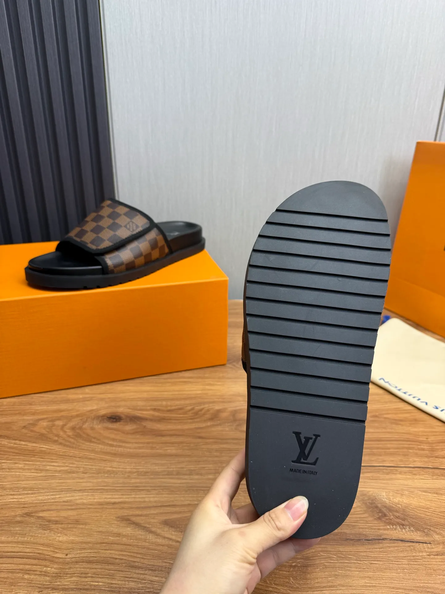 Men's shoes 💰340💰 ▪️LV's popular Little Red Book popular slippers hot sale: 1 shipment✅ Super textured and comfortable slippers, original TPU outsole. Authentic counter box drawer box packaging 🎁Size 38-45